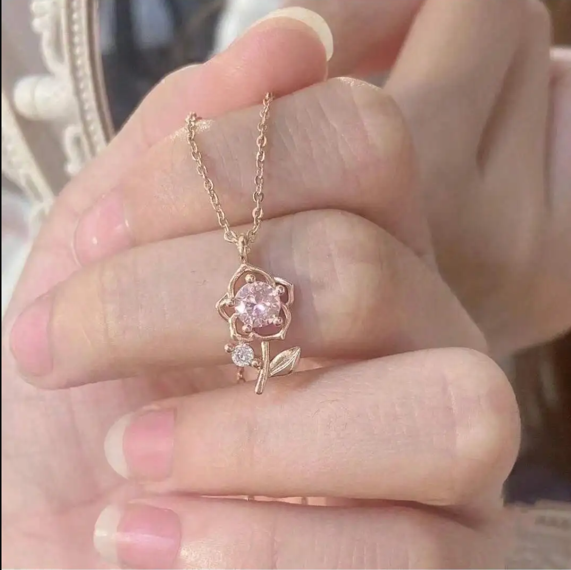 Minimal Flower Pendant Necklace