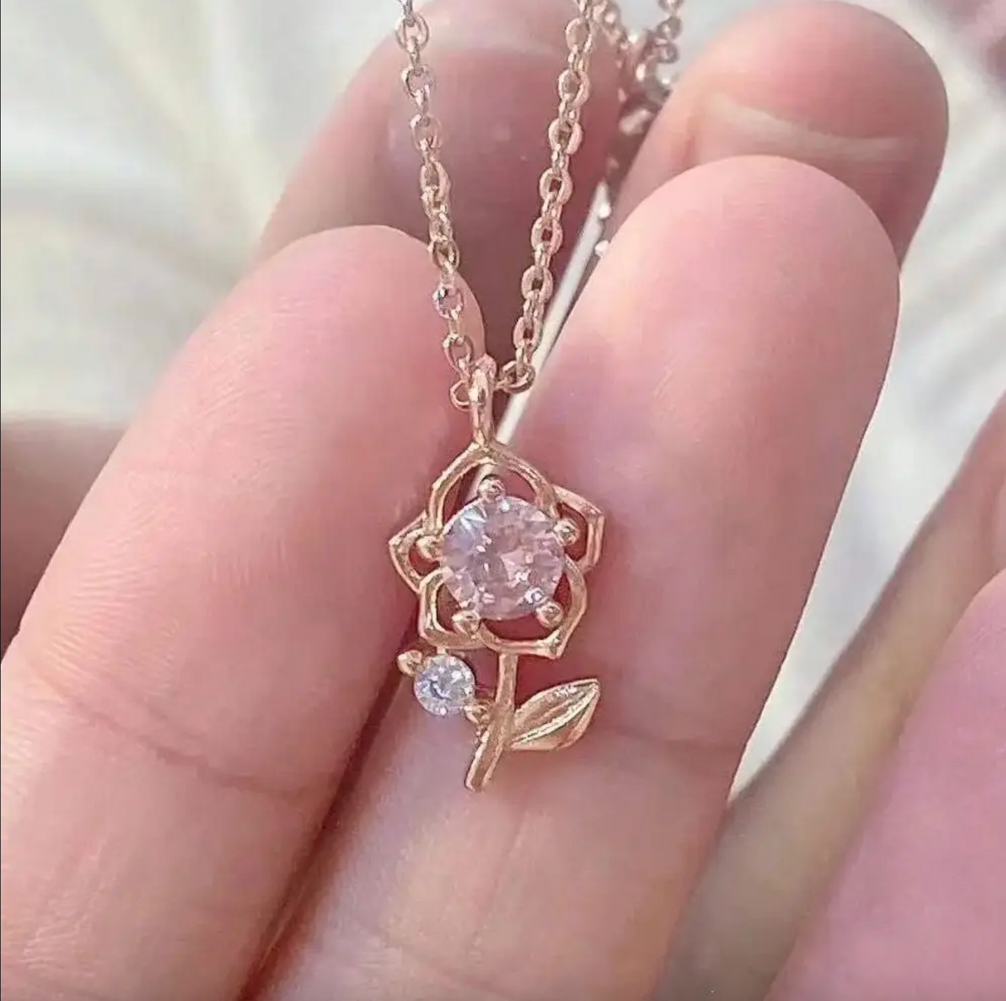 Minimal Flower Pendant Necklace